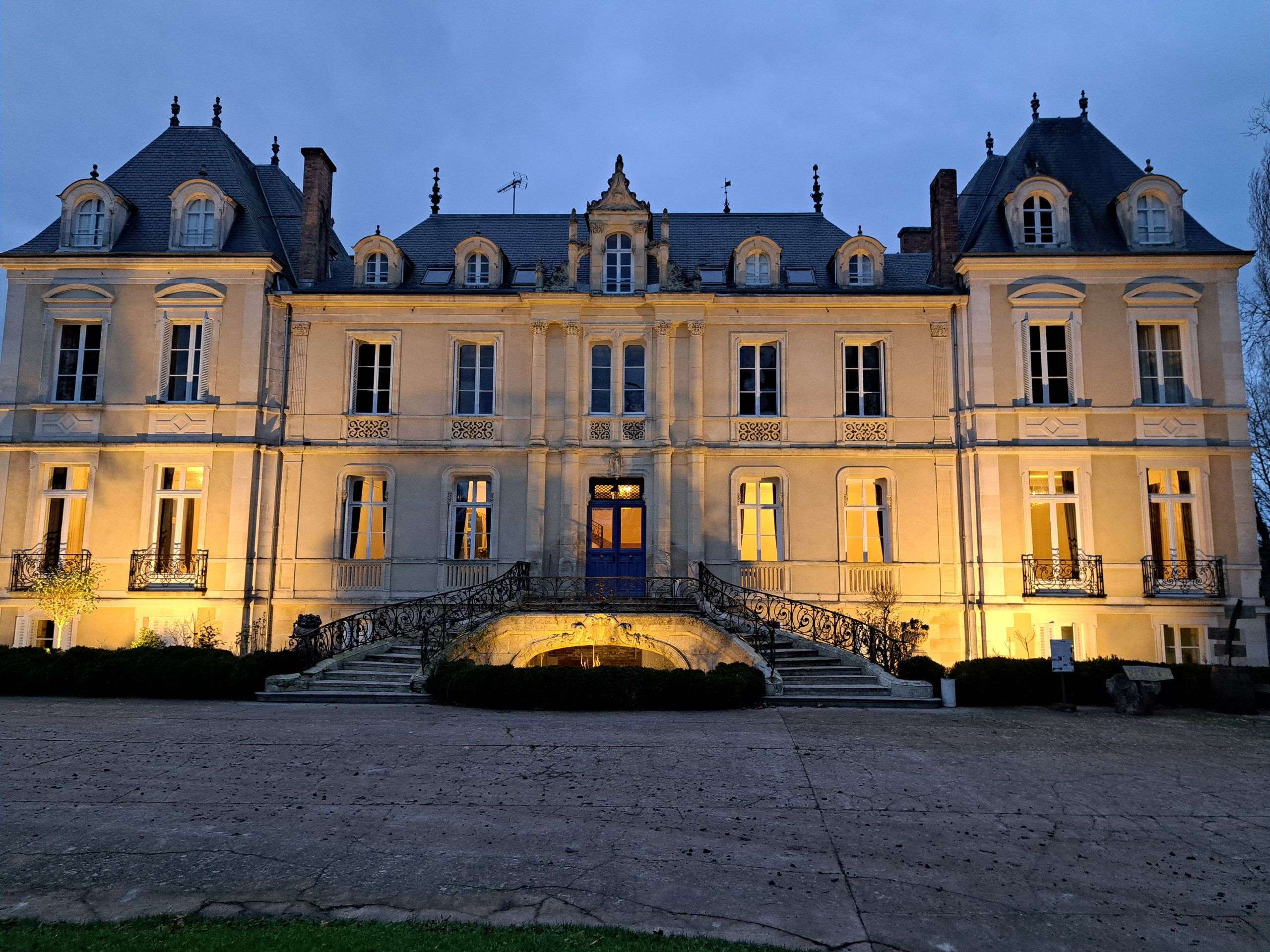 Château de Ouezy de nuit